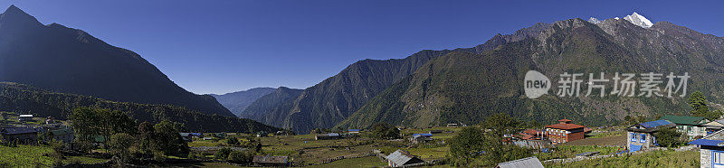 喜马拉雅山村全景图Lukla Solokhumbu尼泊尔